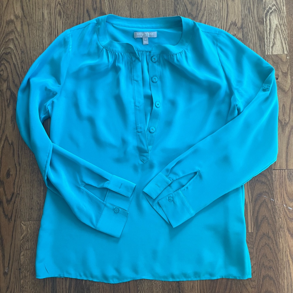 Banana Republic L/S 100% Silk Teal Henley Size Small